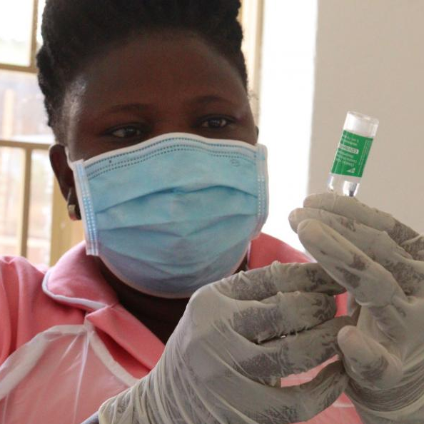 Nurse in Uganda with a vaccine