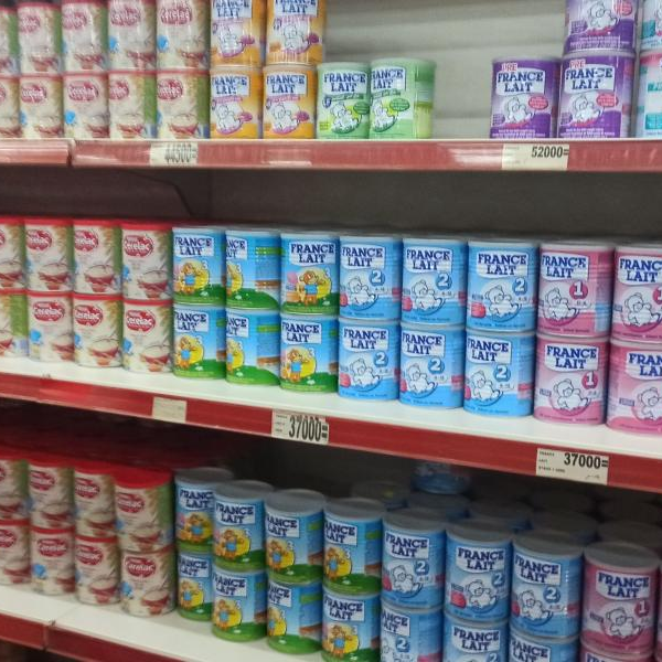 Brands of baby formula on sell at a supermarket